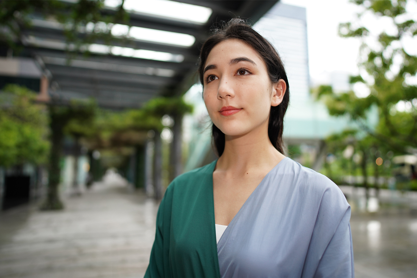 Contoh gambar potret perempuan di luar ruangan