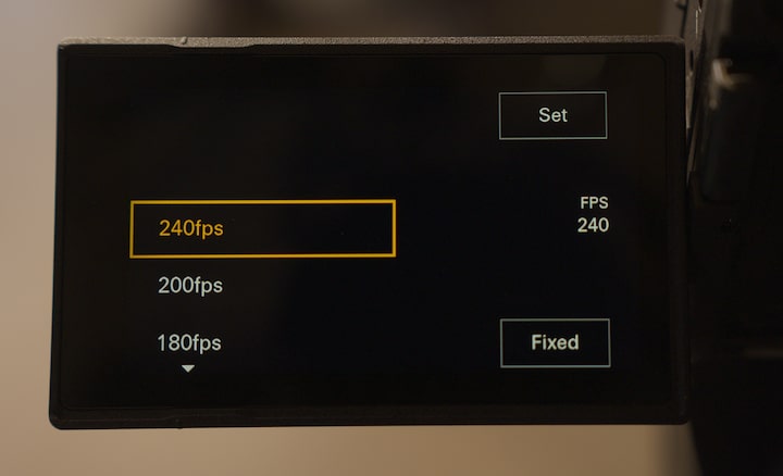 Foto layar pengaturan kamera FX5 yang memperlihatkan opsi frame rate, dengan 240 fps dipilih.